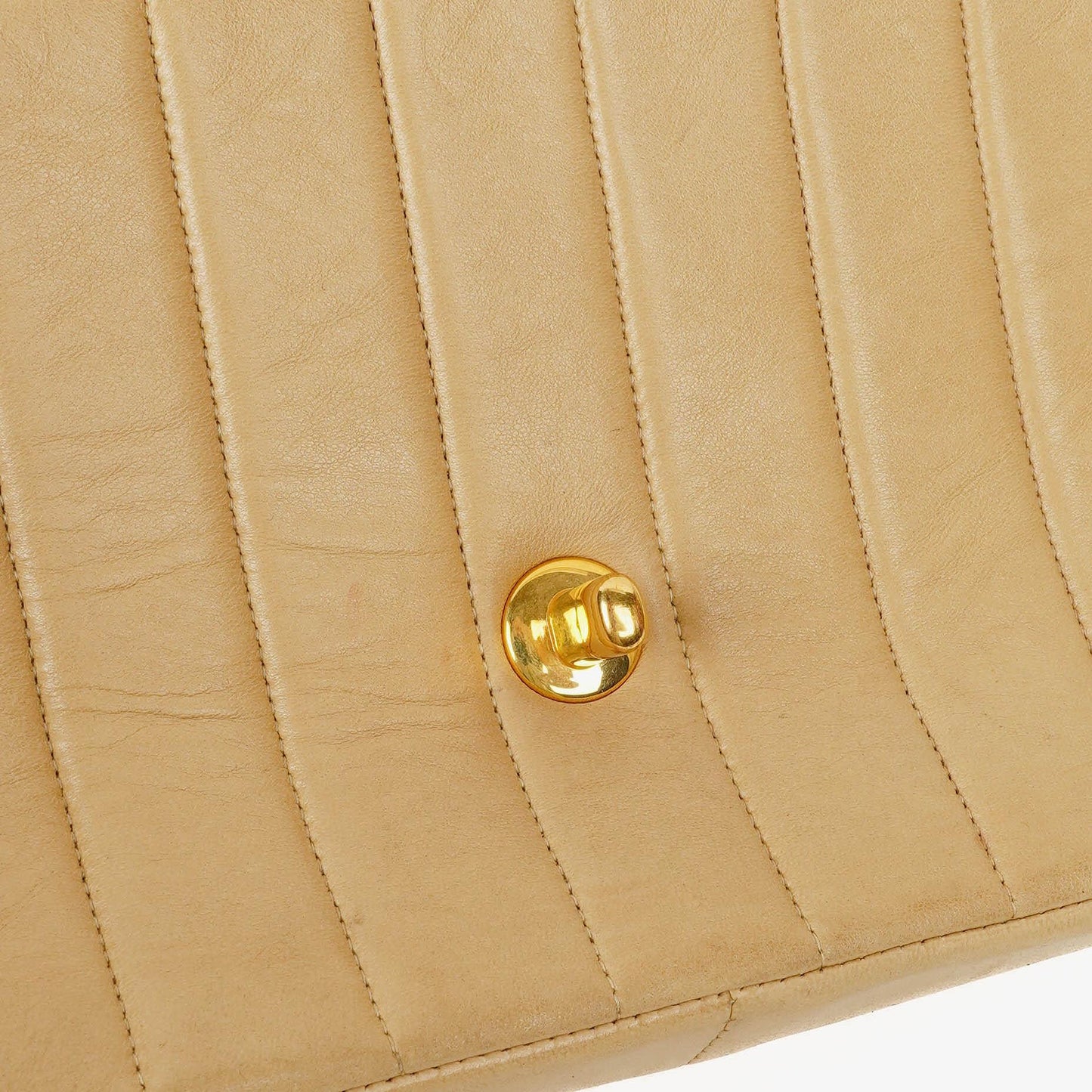 Chanel Vintage Flap Bag aus beige Lammleder mit vertikaler Steppung