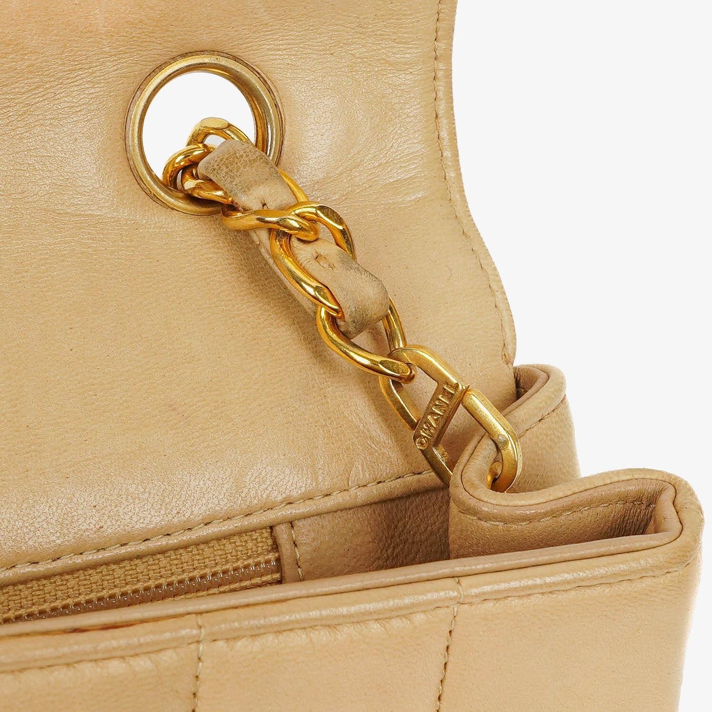 Chanel Vintage Flap Bag aus beige Lammleder mit vertikaler Steppung