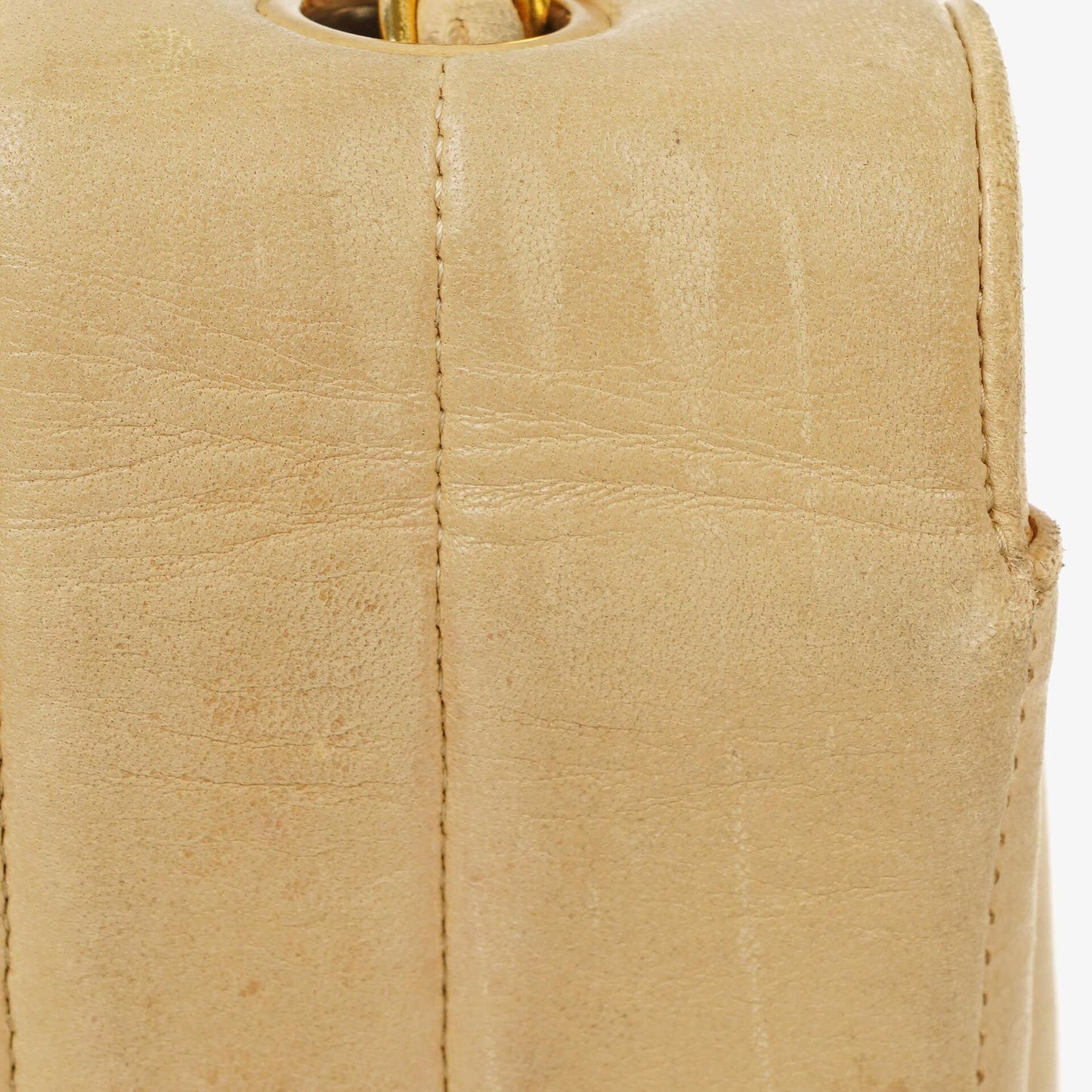 Chanel Vintage Flap Bag aus beige Lammleder mit vertikaler Steppung