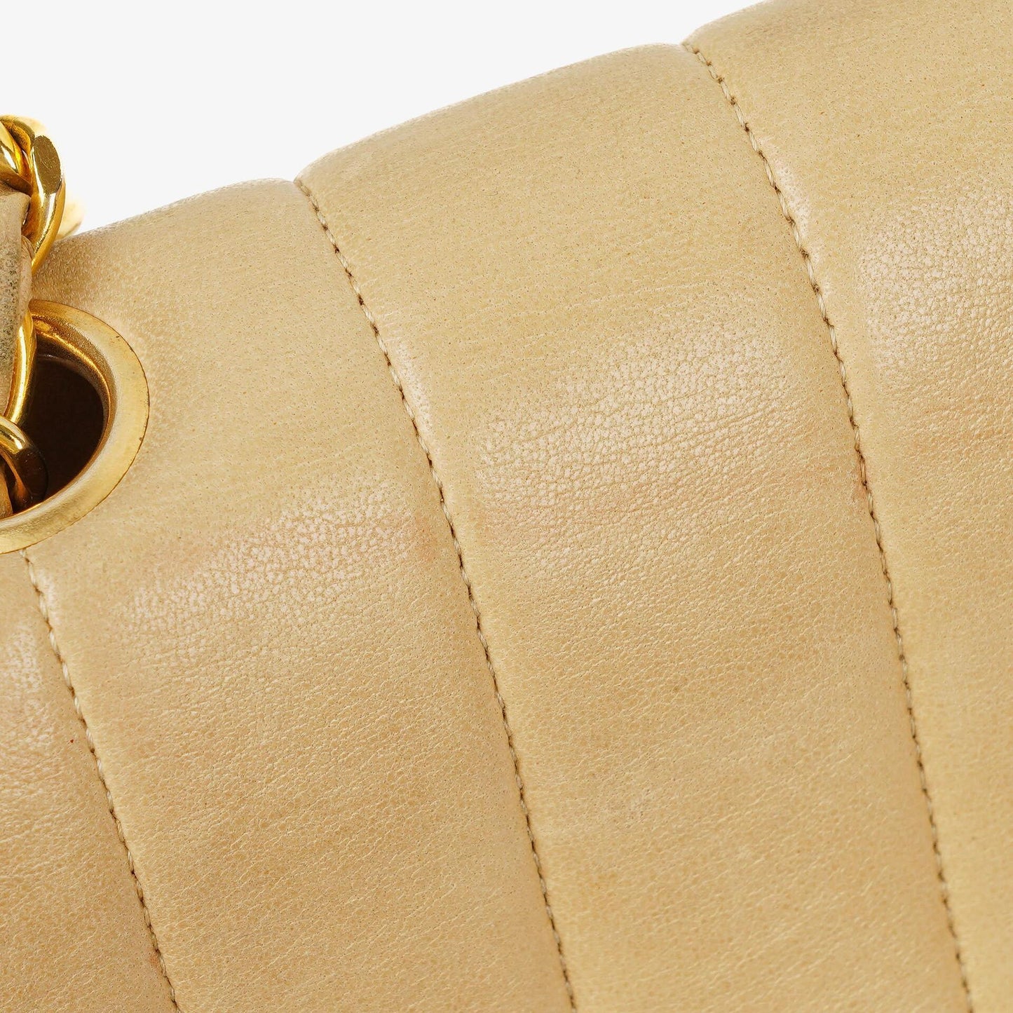 Chanel Vintage Flap Bag aus beige Lammleder mit vertikaler Steppung