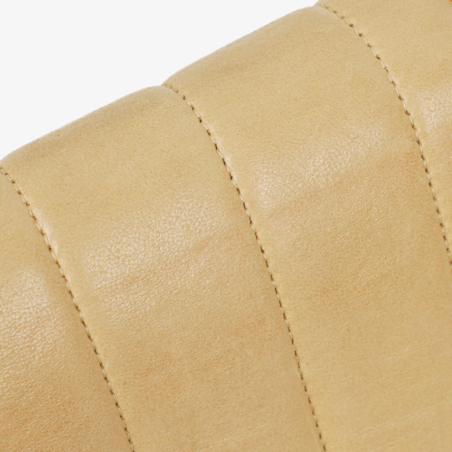 Chanel Vintage Flap Bag aus beige Lammleder mit vertikaler Steppung