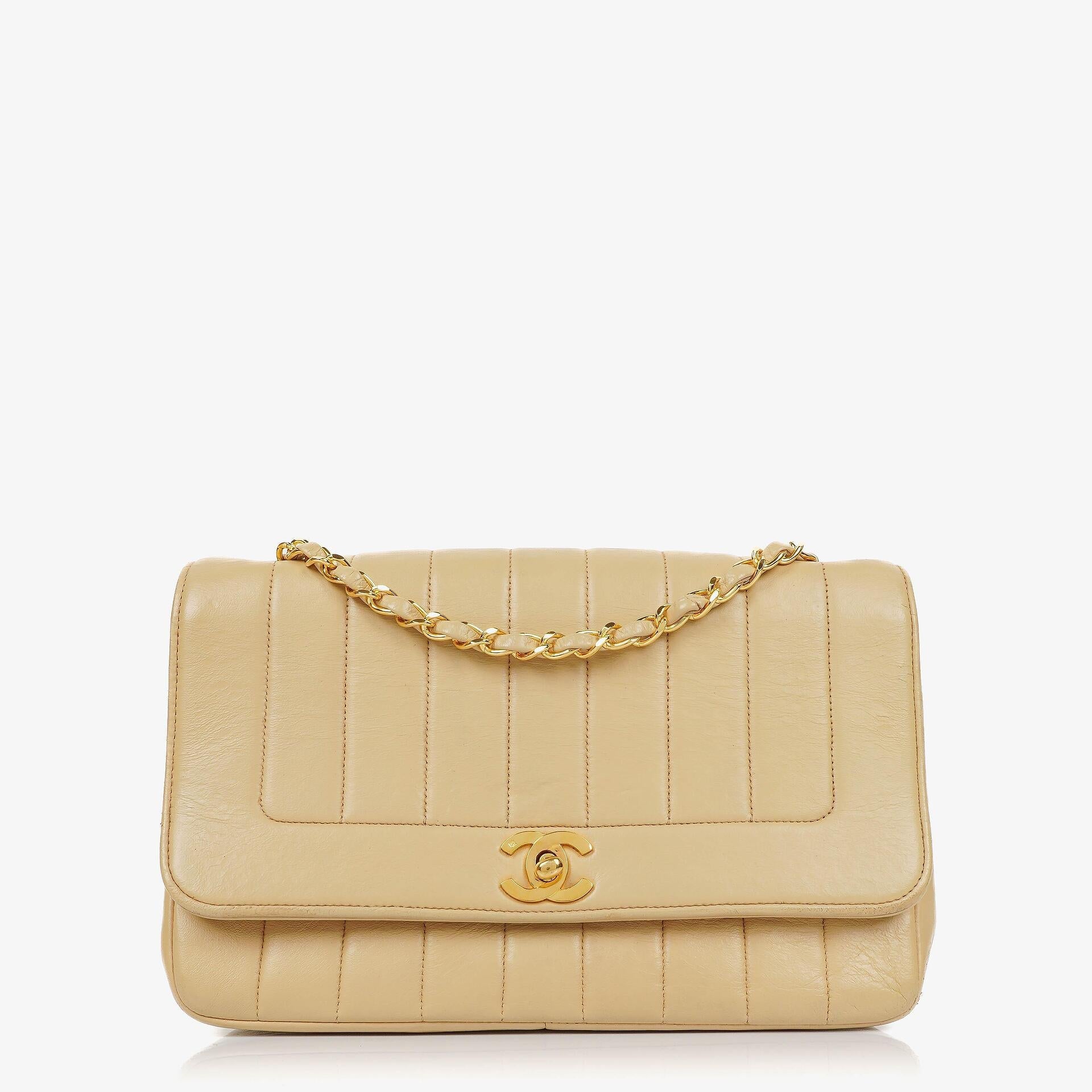 Chanel Vintage Klappentasche aus beigem Lammleder mit vertikaler Steppung