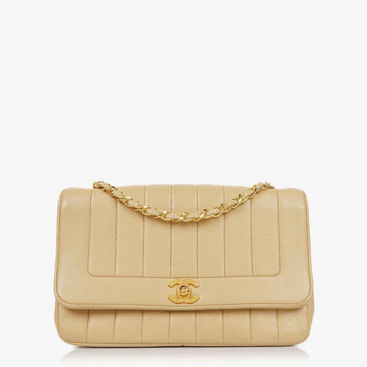 Chanel Vintage Klappentasche aus beigem Lammleder mit vertikaler Steppung