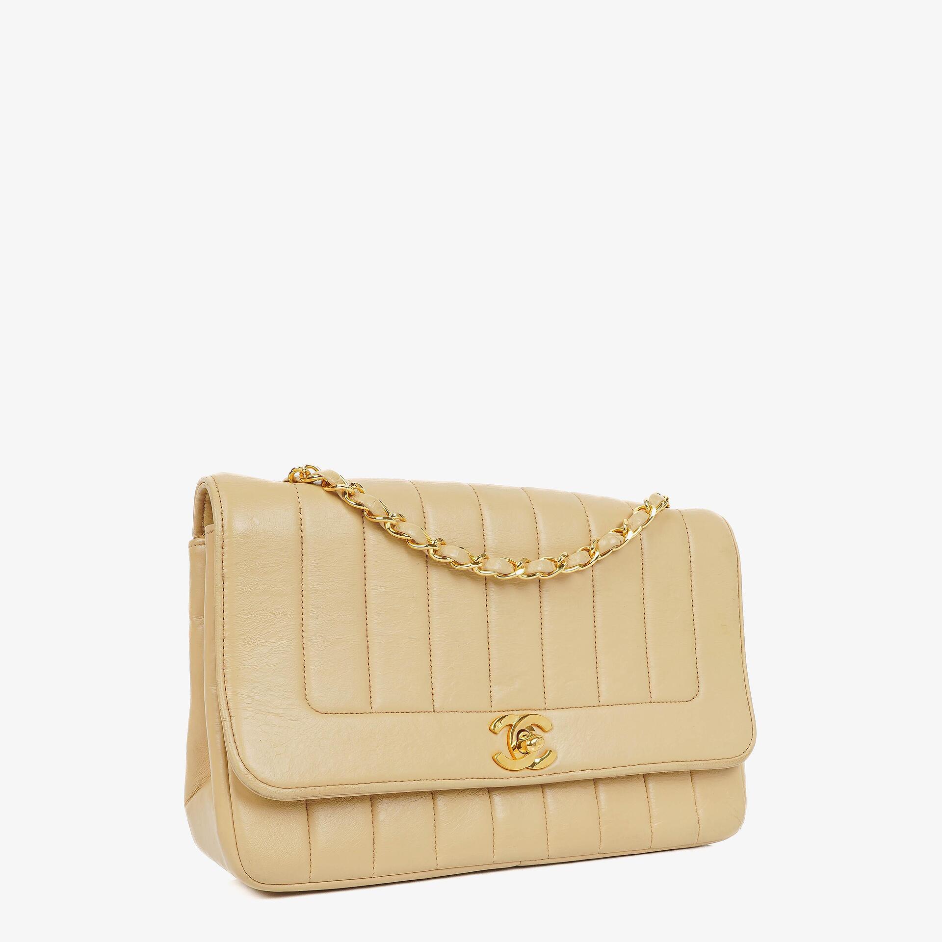 Chanel Vintage Klappentasche aus beigem Lammleder mit vertikaler Steppung