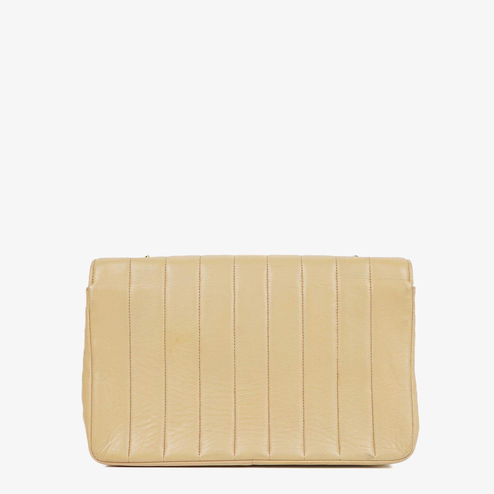 Chanel Vintage Klappentasche aus beigem Lammleder mit vertikaler Steppung
