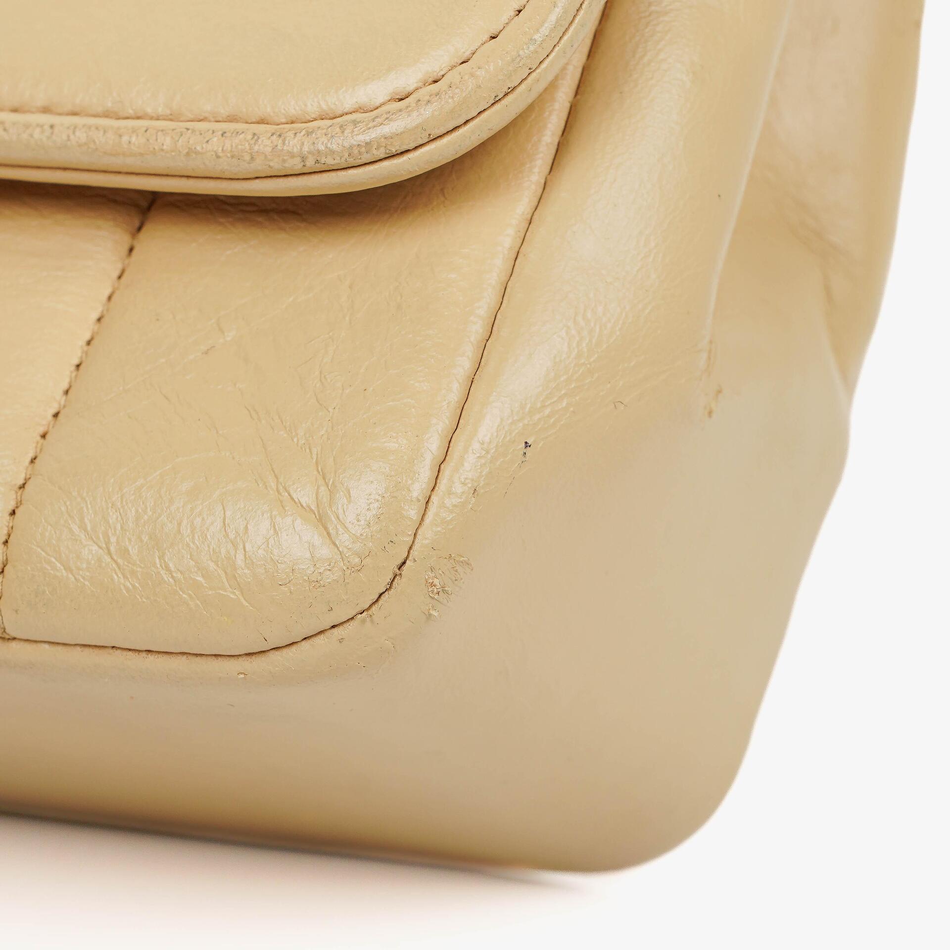 Chanel Vintage Klappentasche aus beigem Lammleder mit vertikaler Steppung