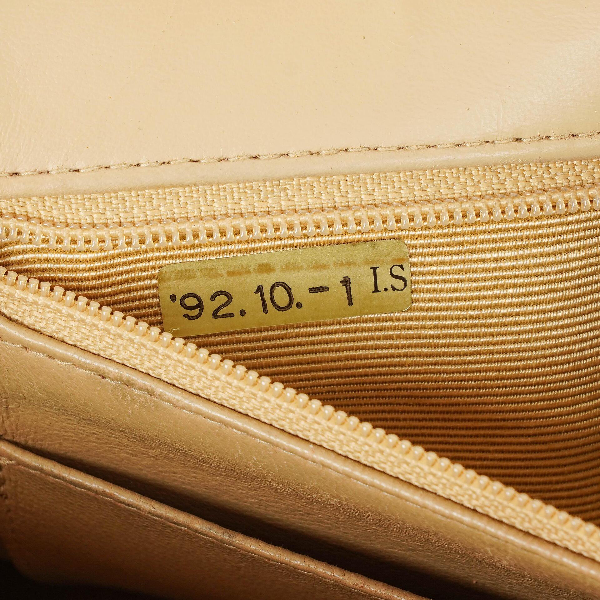 Chanel Vintage Klappentasche aus beigem Lammleder mit vertikaler Steppung