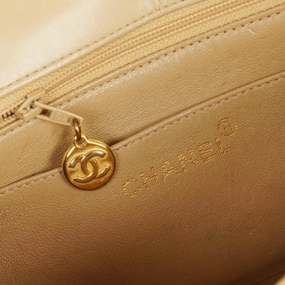 Chanel Vintage Klappentasche aus beigem Lammleder mit vertikaler Steppung