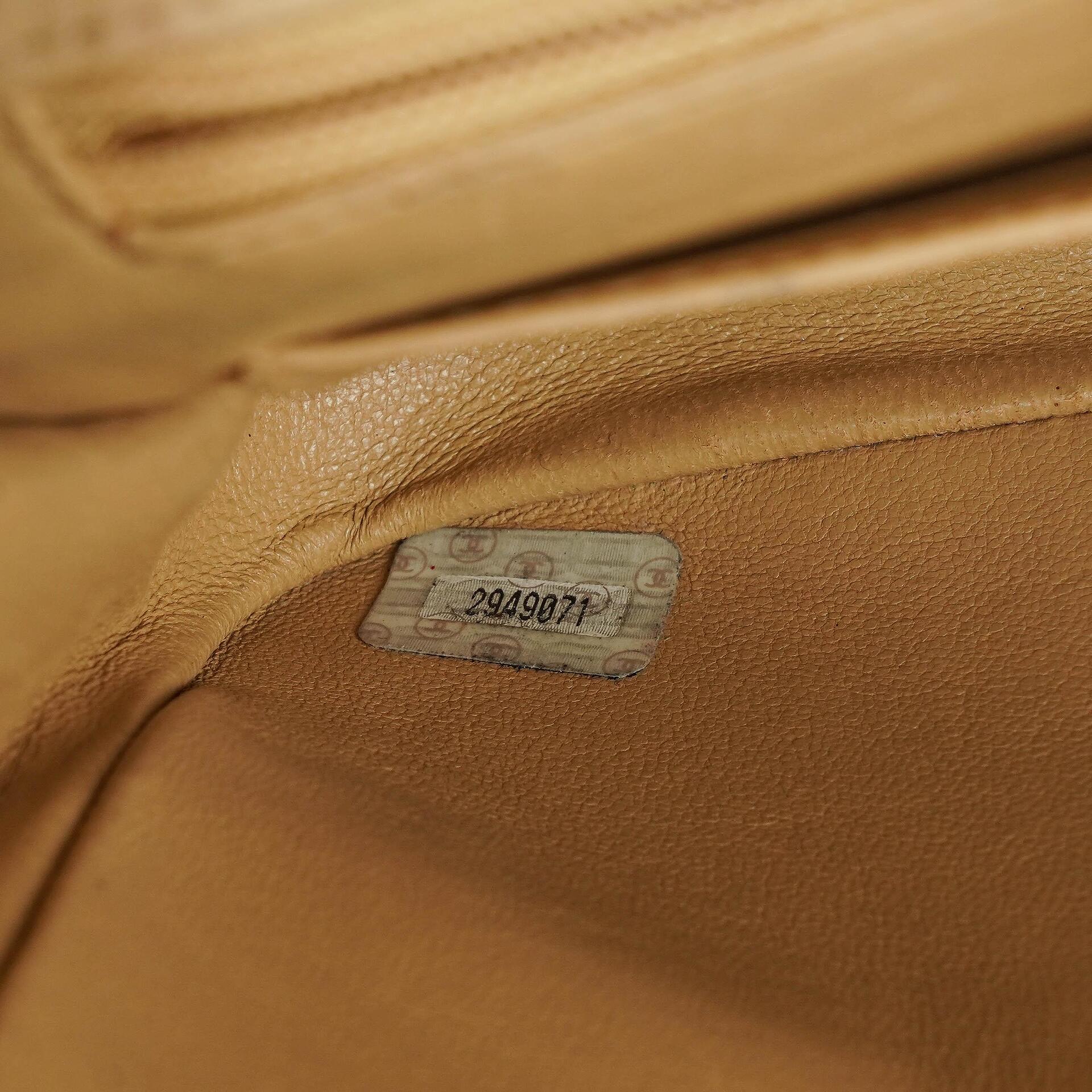 Chanel Vintage Klappentasche aus beigem Lammleder mit vertikaler Steppung