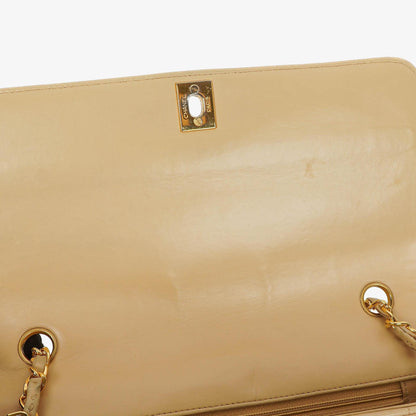 Chanel Vintage Klappentasche aus beigem Lammleder mit vertikaler Steppung