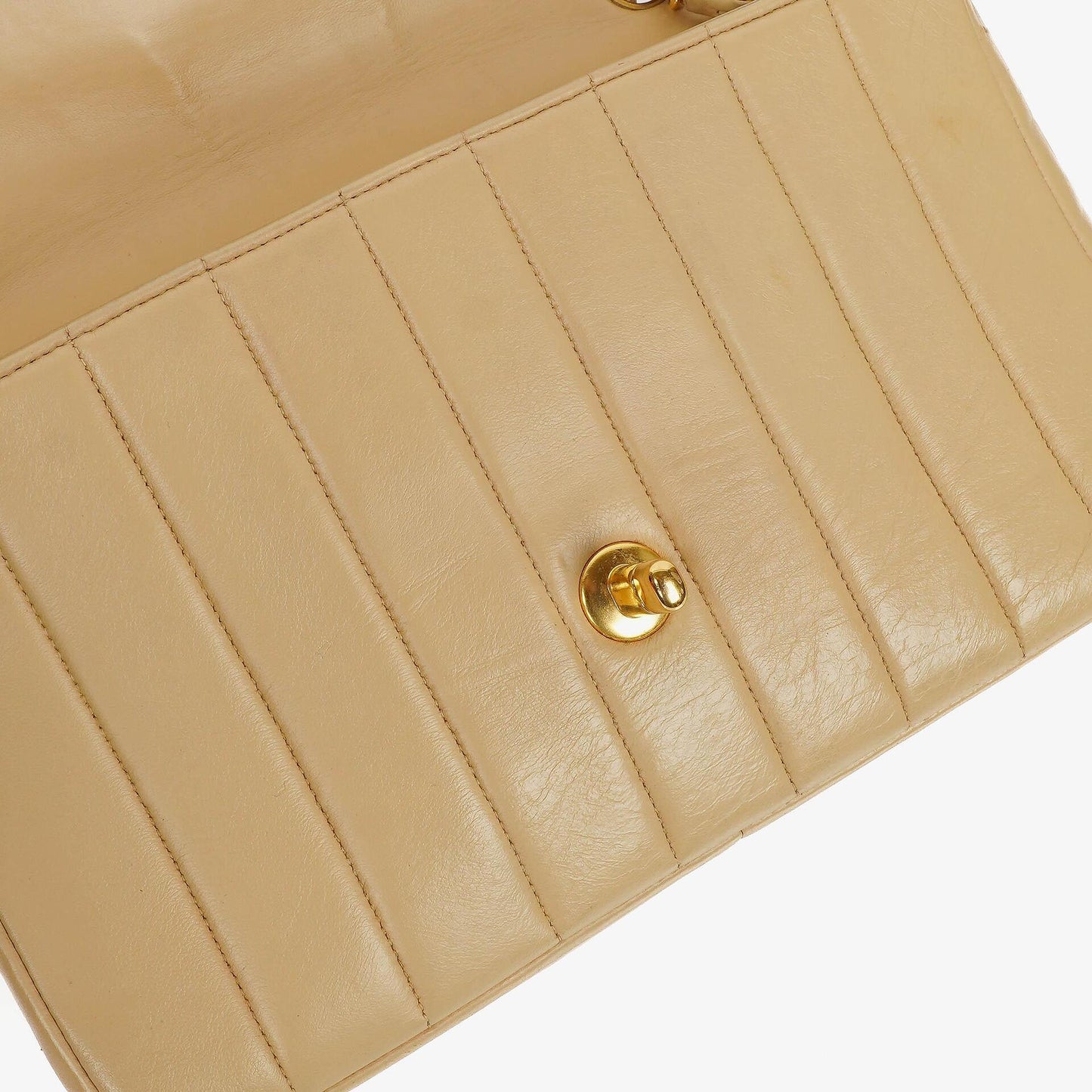 Chanel Vintage Klappentasche aus beigem Lammleder mit vertikaler Steppung