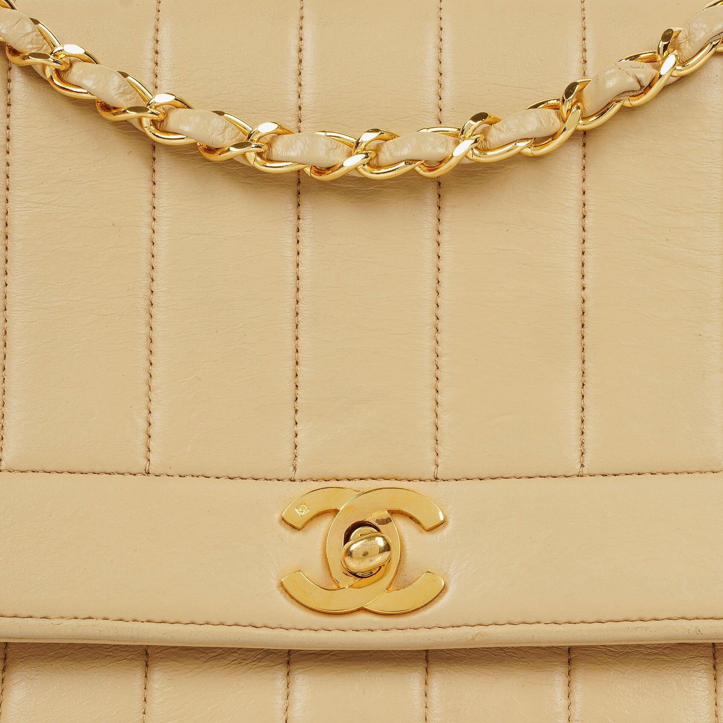 Chanel Vintage Klappentasche aus beigem Lammleder mit vertikaler Steppung