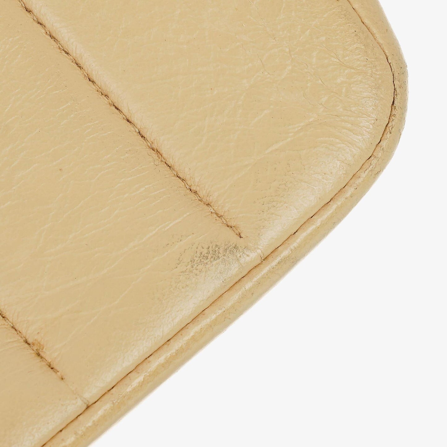 Chanel Vintage Klappentasche aus beigem Lammleder mit vertikaler Steppung