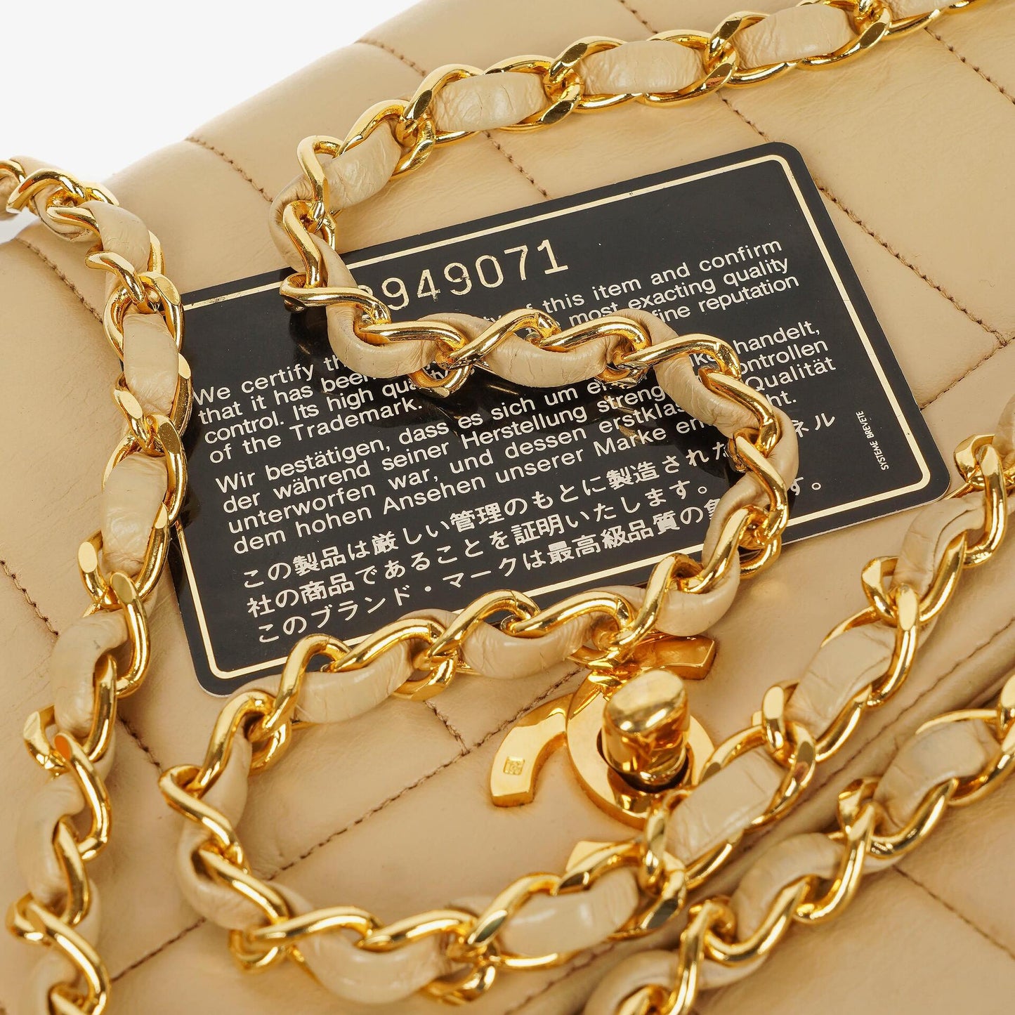 Chanel Vintage Klappentasche aus beigem Lammleder mit vertikaler Steppung
