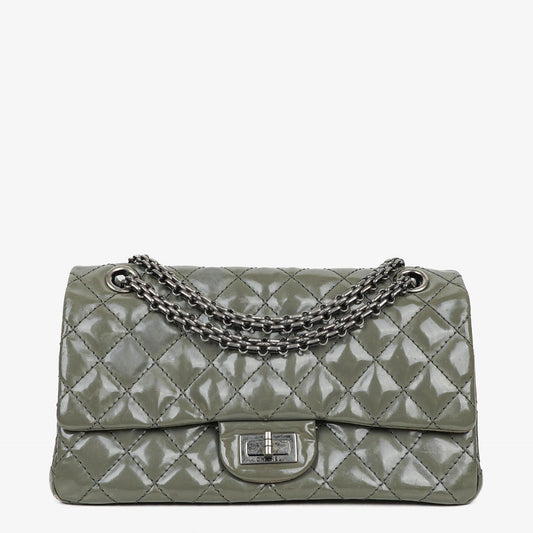Chanel Vintage Akkordeon 2.55 Flap Bag aus gestepptem Lackleder mit Ruthenium-Beschlägen