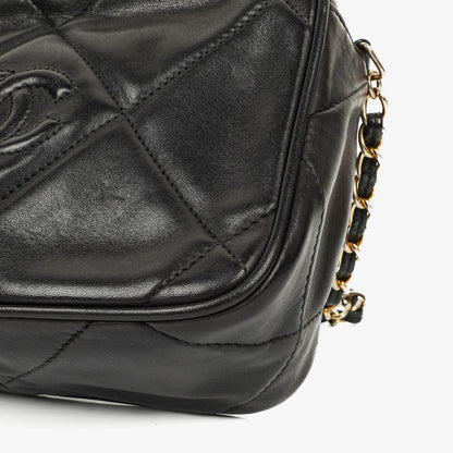 Chanel Vintage Camera Tasche mit Quaste CC aus schwarzem gestepptem Leder
