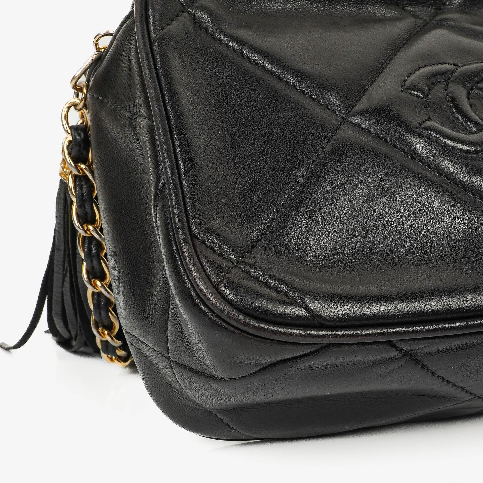 Chanel Vintage Camera Tasche mit Quaste CC aus schwarzem gestepptem Leder