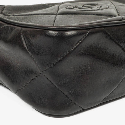 Chanel Vintage Camera Tasche mit Quaste CC aus schwarzem gestepptem Leder