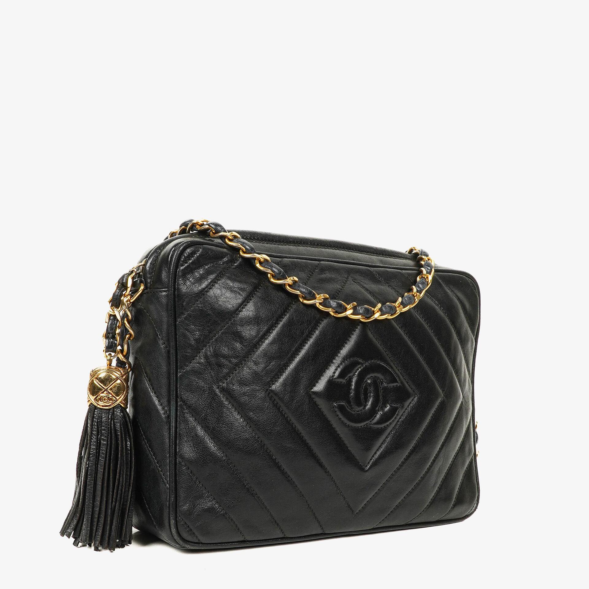 CHANEL Vintage CC Kamera-Quasten-Tasche aus schwarzem Lammleder