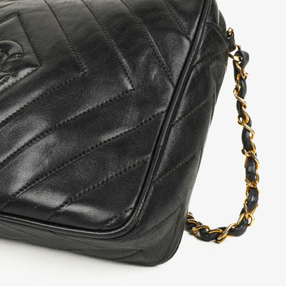 CHANEL Vintage CC Kamera-Quasten-Tasche aus schwarzem Lammleder