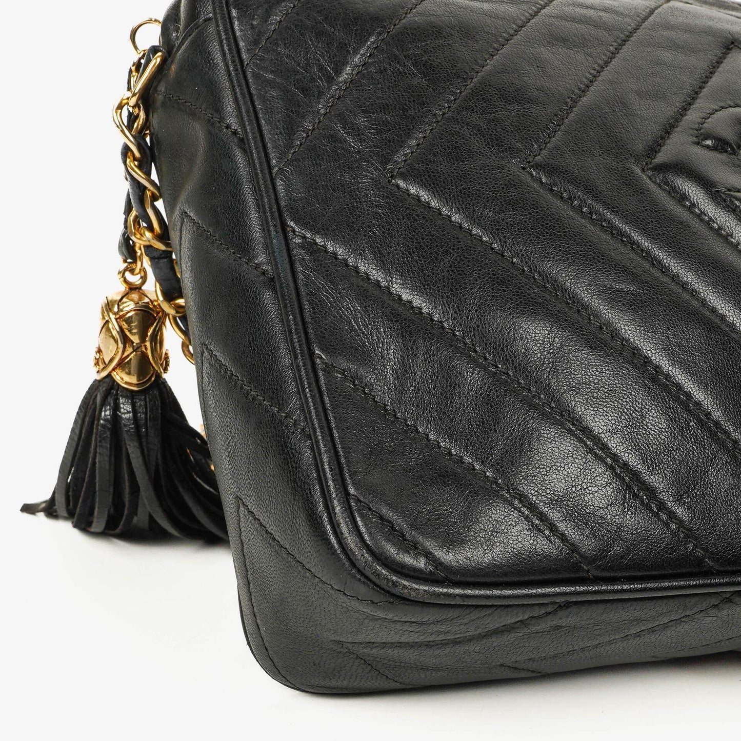 CHANEL Vintage CC Kamera-Quasten-Tasche aus schwarzem Lammleder