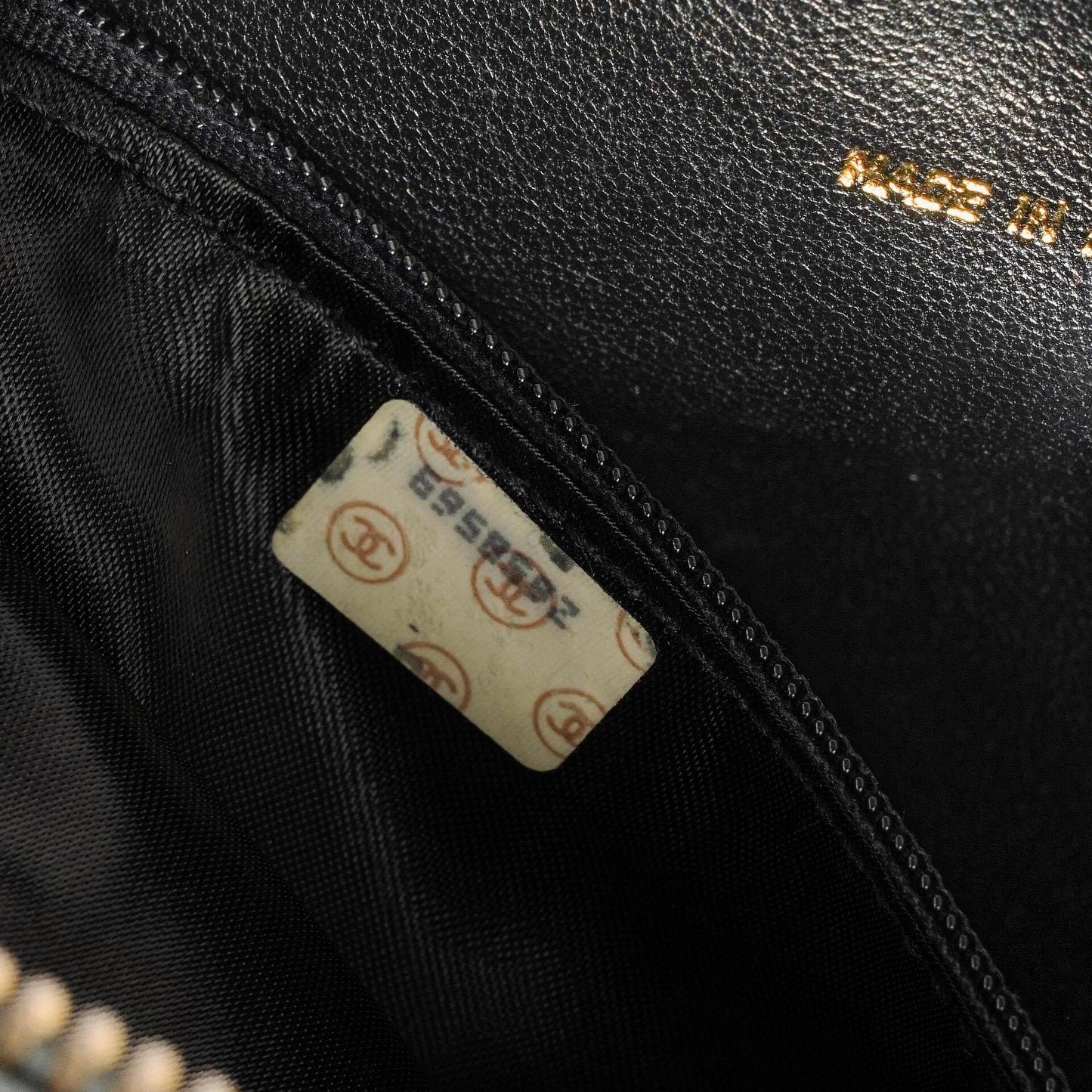 CHANEL Vintage CC Kamera-Quasten-Tasche aus schwarzem Lammleder