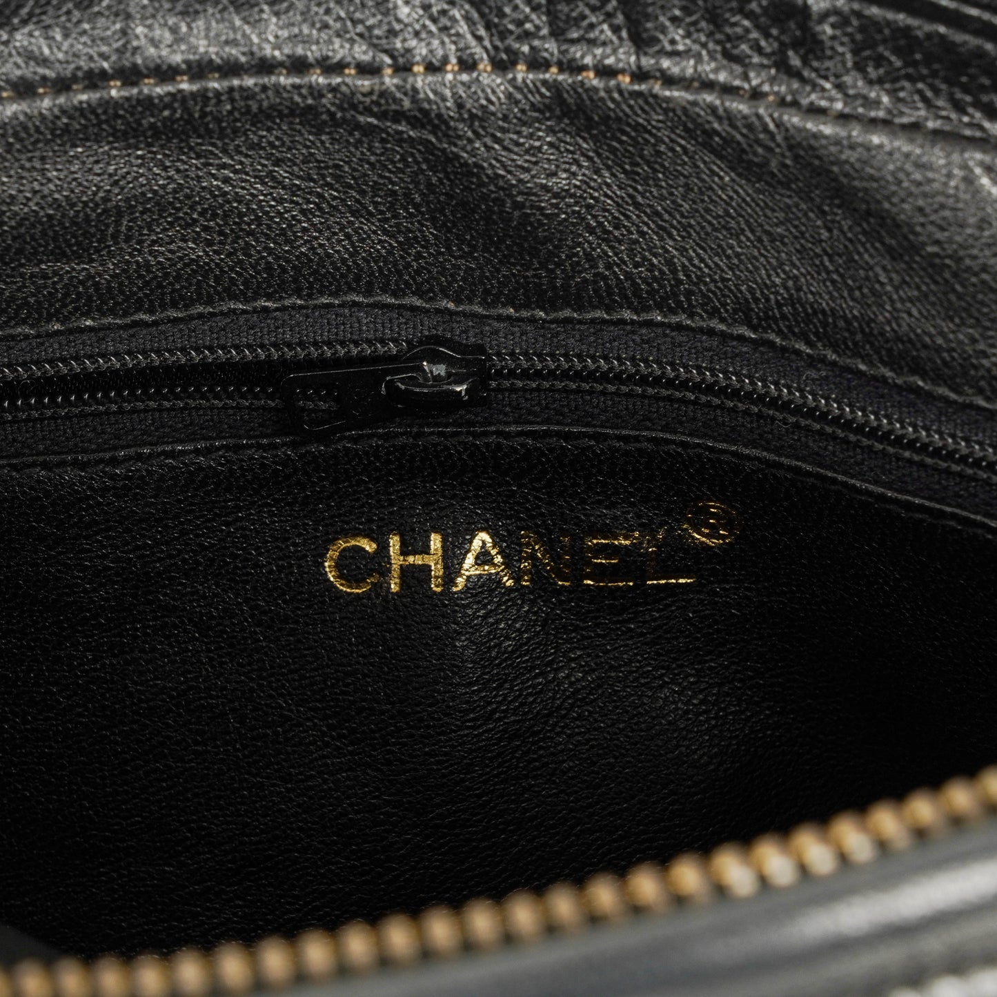CHANEL Vintage CC Kamera-Quasten-Tasche aus schwarzem Lammleder