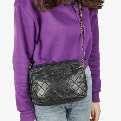 Chanel Vintage Camera Bag mit Quaste und CC-Fronttasche aus schwarzem gestepptem Lammleder
