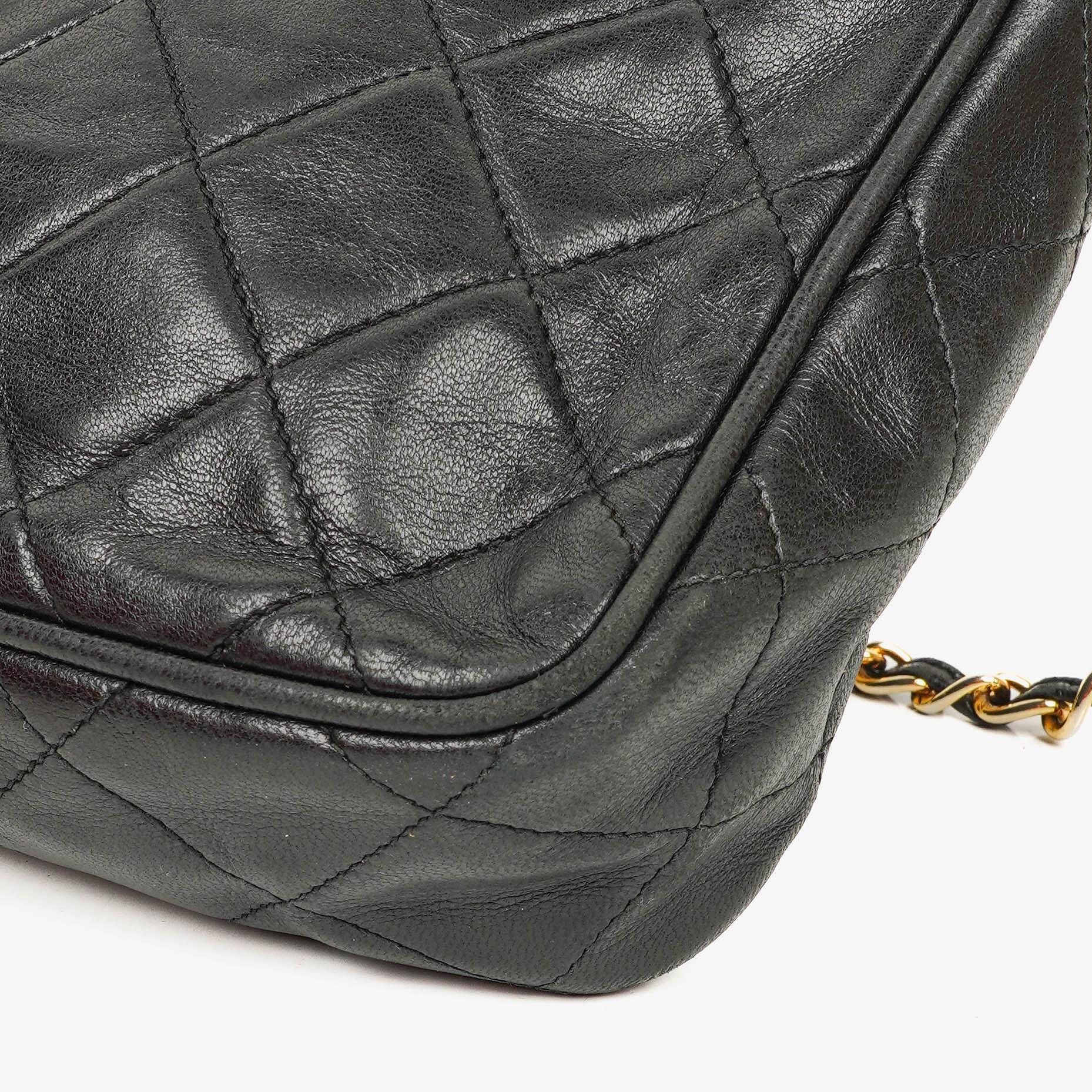 Chanel Vintage Camera Bag mit Quaste und CC-Fronttasche aus schwarzem gestepptem Lammleder