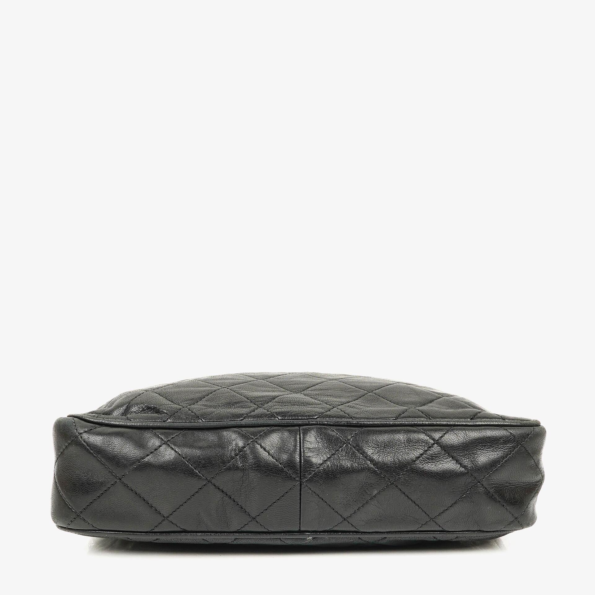 Chanel Vintage Camera Bag mit Quaste und CC-Fronttasche aus schwarzem gestepptem Lammleder