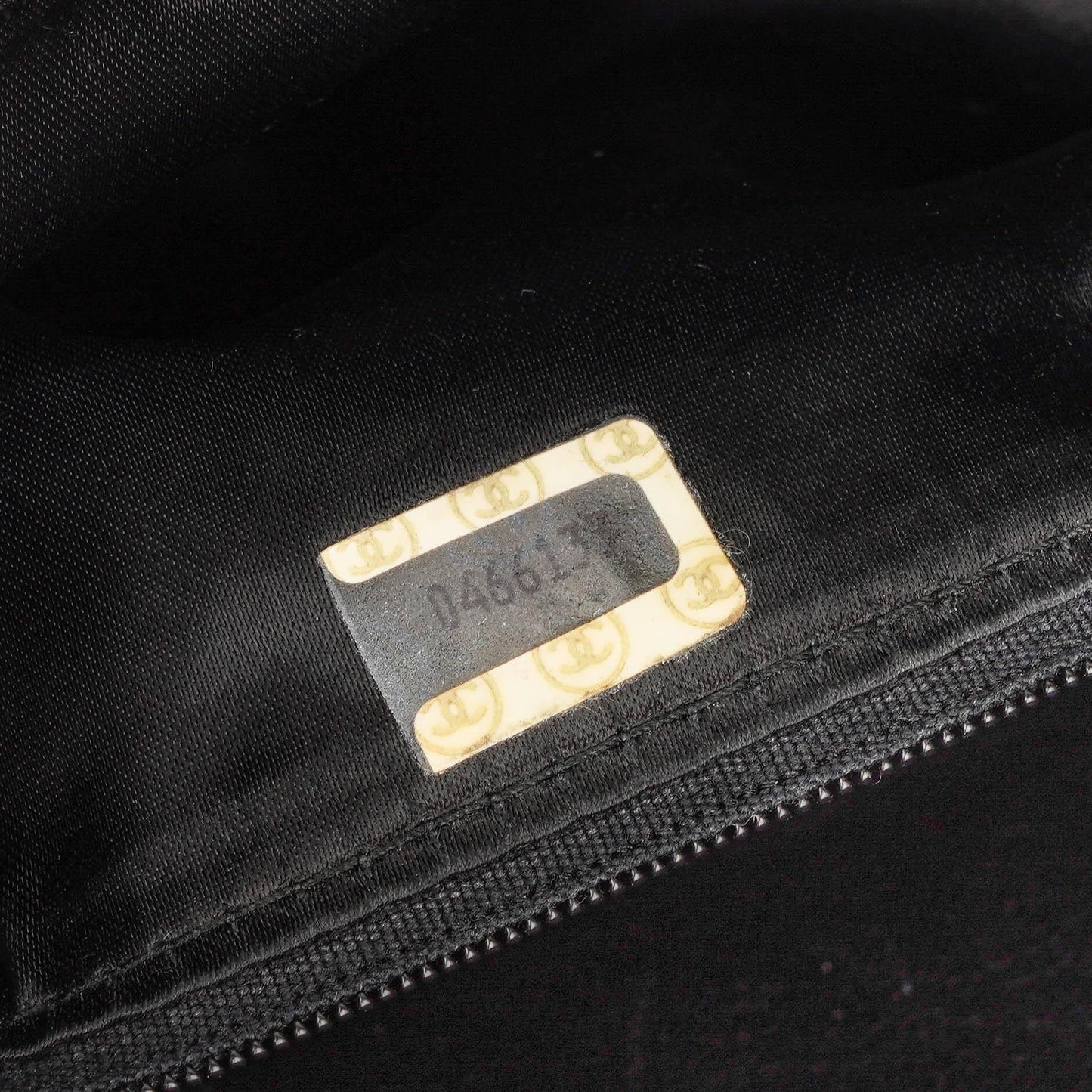 Chanel Vintage Camera Bag mit Quaste und CC-Fronttasche aus schwarzem gestepptem Lammleder