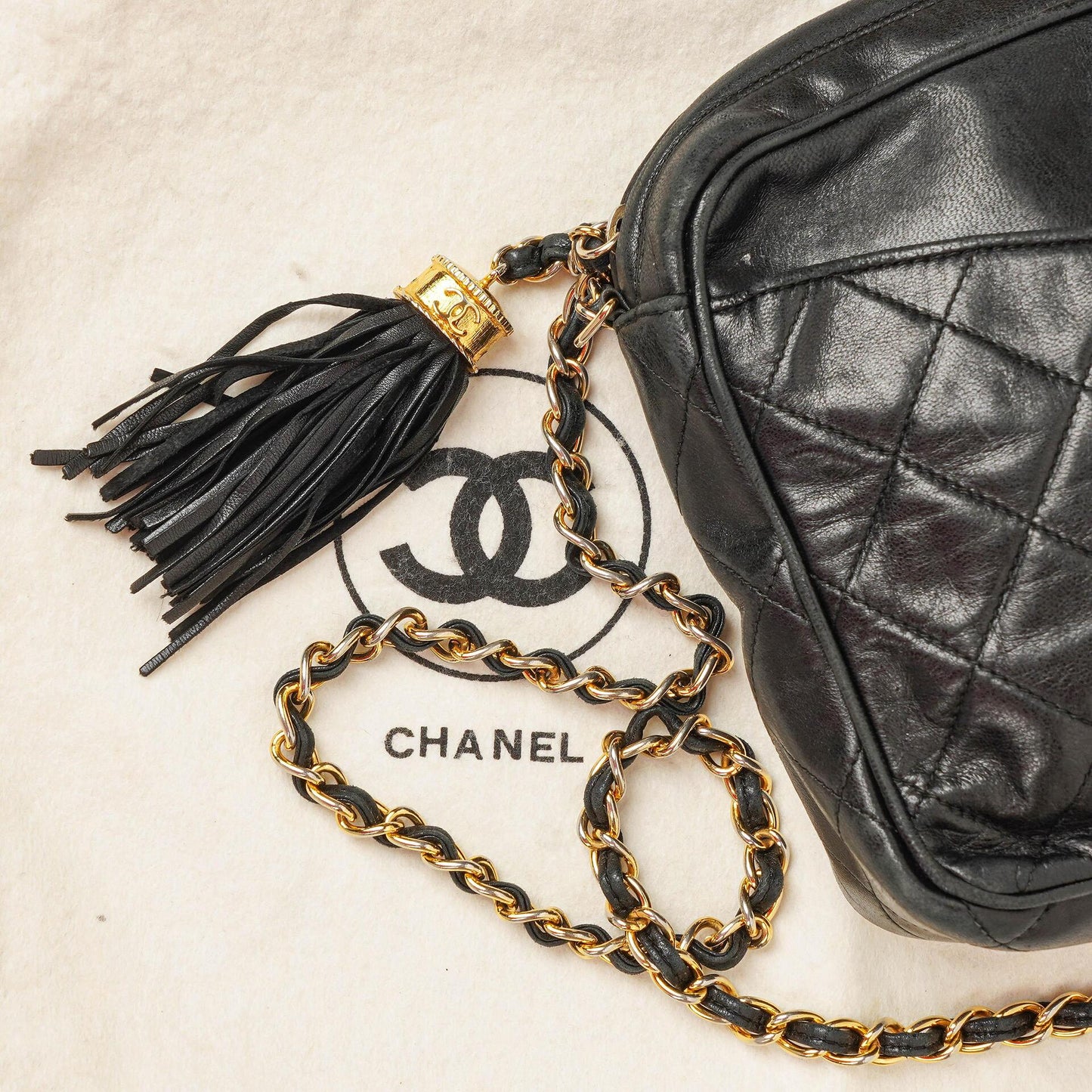 Chanel Vintage Camera Bag mit Quaste und CC-Fronttasche aus schwarzem gestepptem Lammleder
