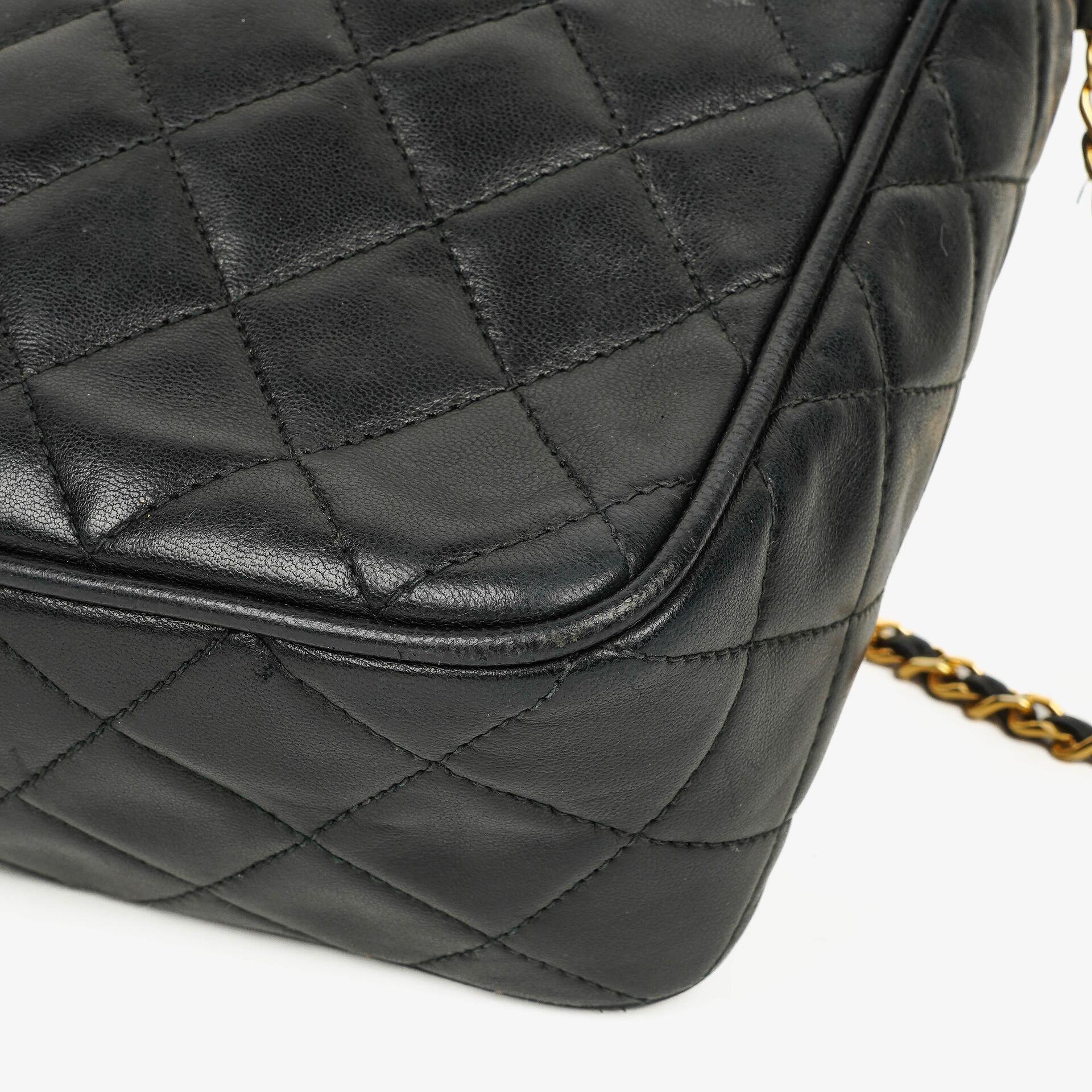 Chanel Vintage Camera Tassel Bag mit CC Front Pocket aus schwarzem gestepptem Lammleder