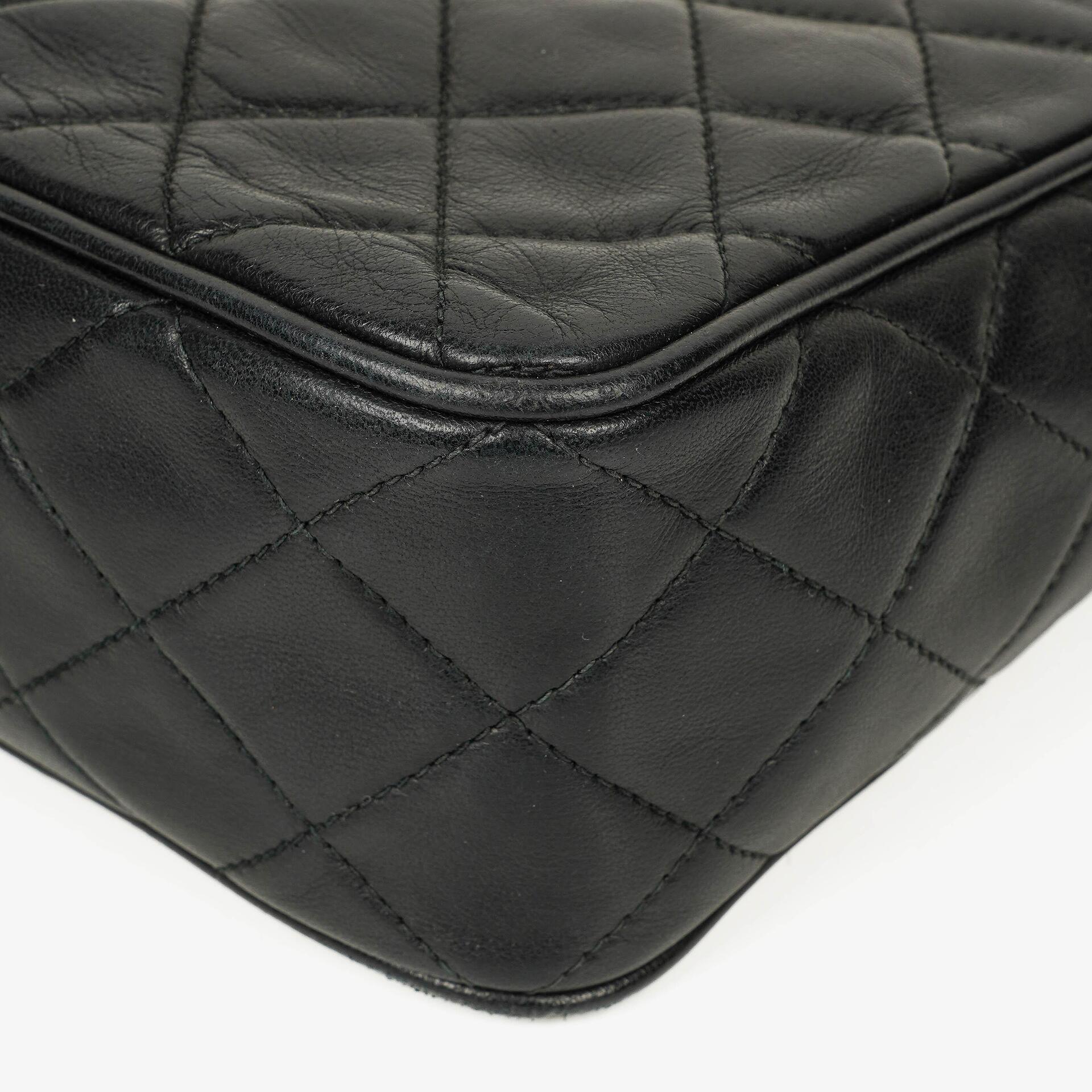 Chanel Vintage Camera Tassel Bag mit CC Front Pocket aus schwarzem gestepptem Lammleder