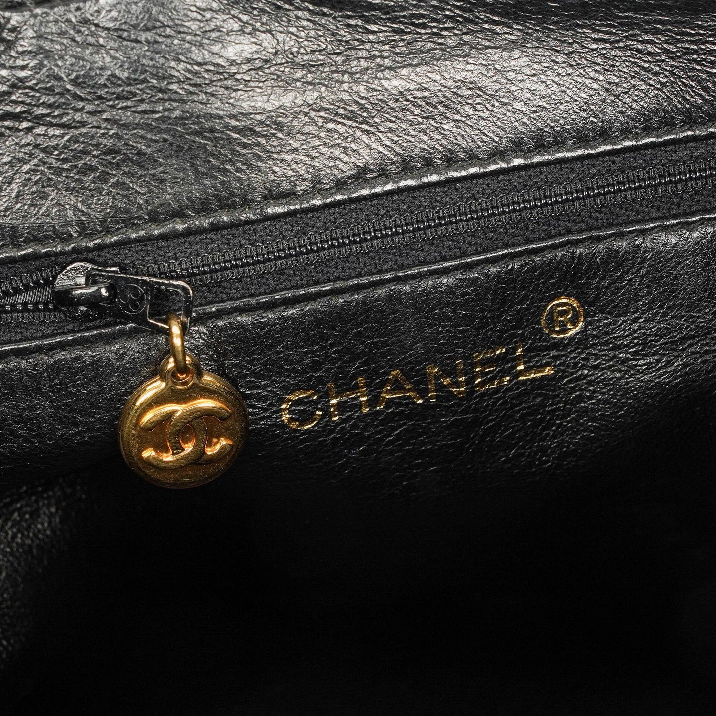 Chanel Vintage Camera Tassel Bag mit CC Front Pocket aus schwarzem gestepptem Lammleder