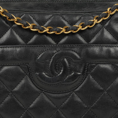 Chanel Vintage Camera Tassel Bag mit CC Front Pocket aus schwarzem gestepptem Lammleder