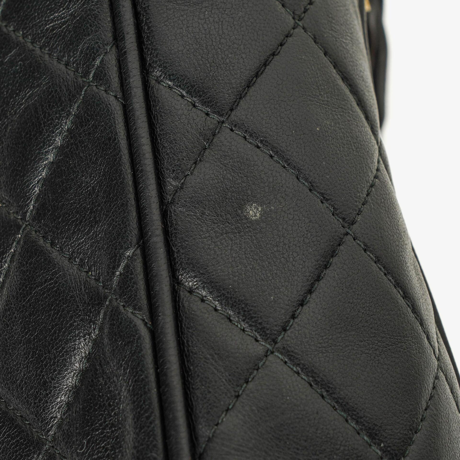 Chanel Vintage Camera Tassel Bag mit CC Front Pocket aus schwarzem gestepptem Lammleder