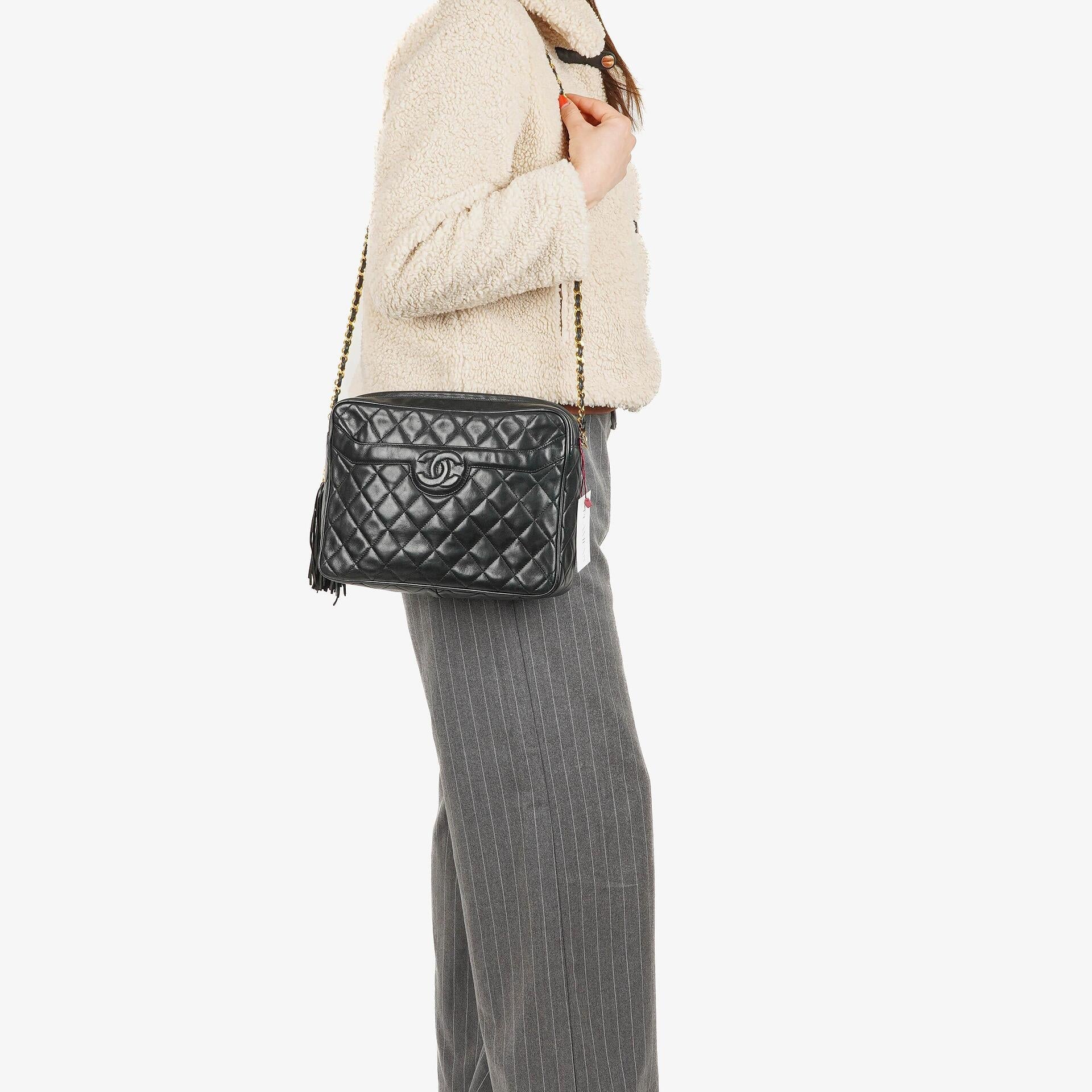 Chanel Vintage Camera Tassel Bag mit CC Front Pocket aus schwarzem gestepptem Lammleder