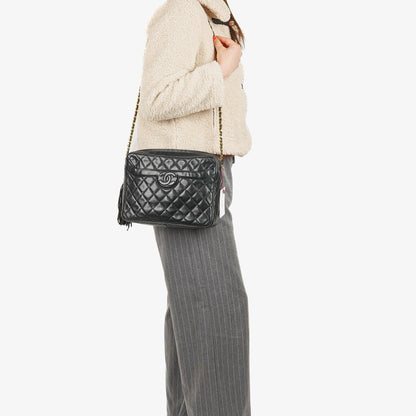 Chanel Vintage Camera Tassel Bag mit CC Front Pocket aus schwarzem gestepptem Lammleder
