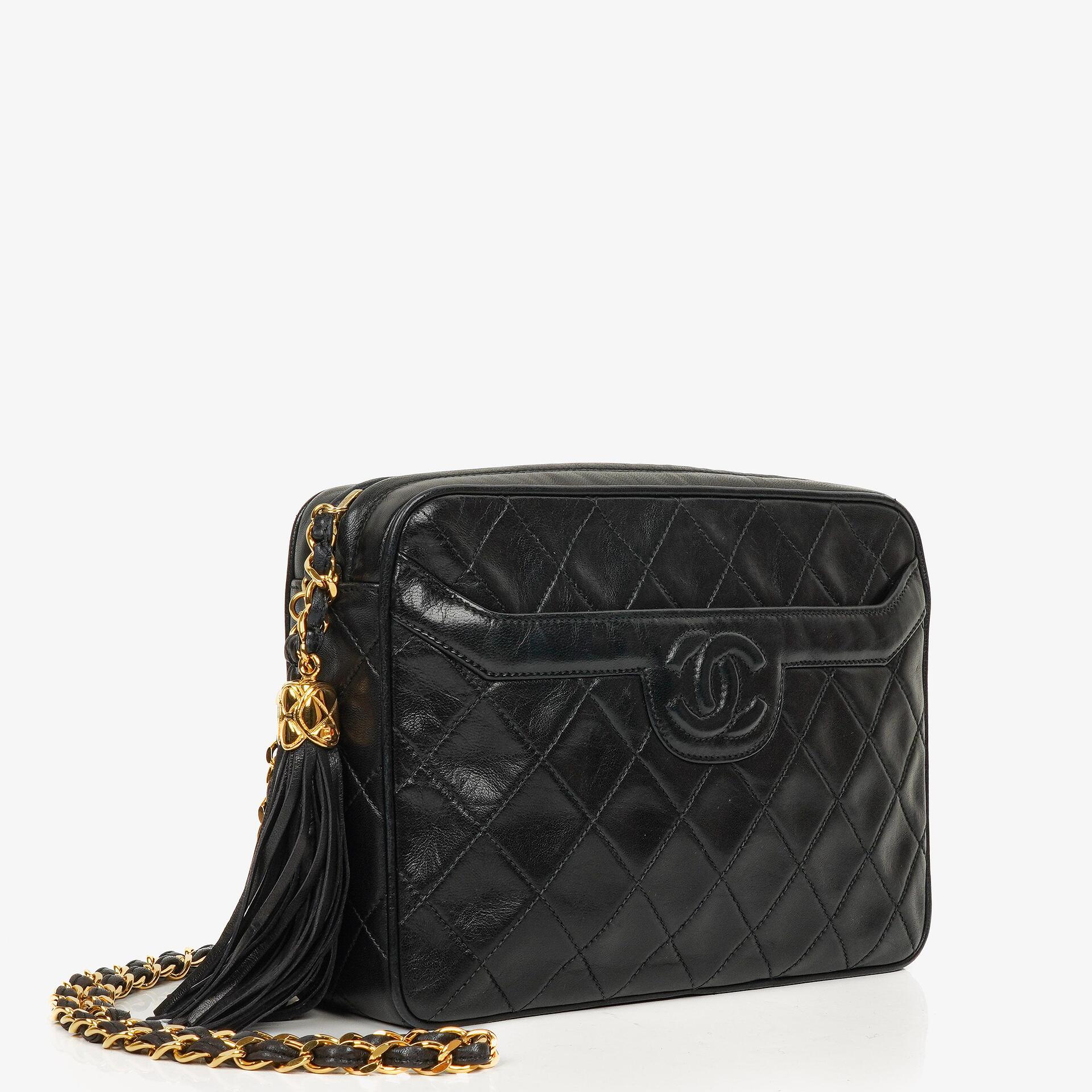 Chanel Vintage Camera Tassel Medium Umhängetasche aus schwarzem gestepptem Lammleder mit CC-Fronttasche, 1991-1994