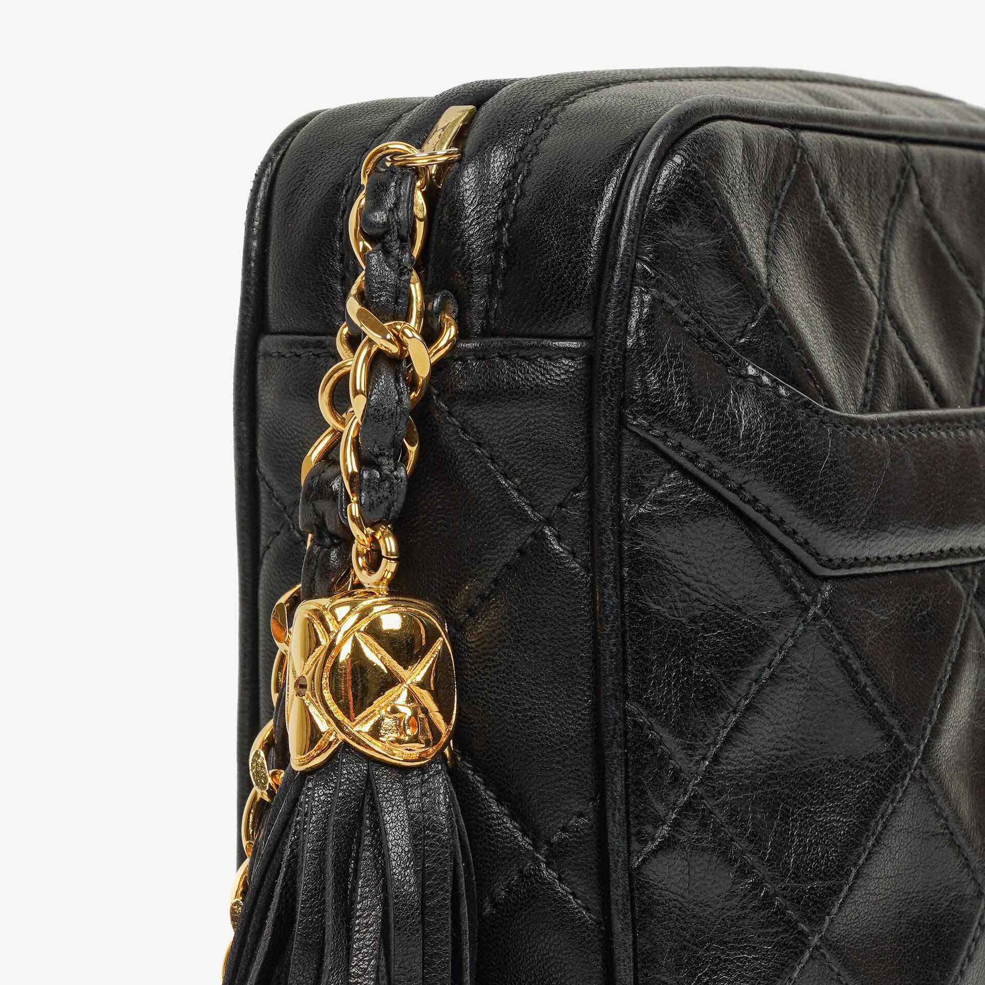 Chanel Vintage Camera Tassel Medium Umhängetasche aus schwarzem gestepptem Lammleder mit CC-Fronttasche, 1991-1994