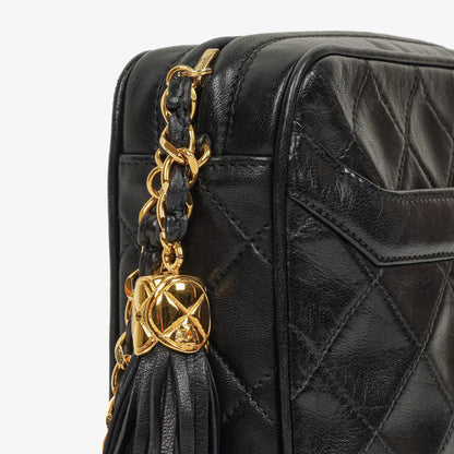 Chanel Vintage Camera Tassel Medium Umhängetasche aus schwarzem gestepptem Lammleder mit CC-Fronttasche, 1991-1994