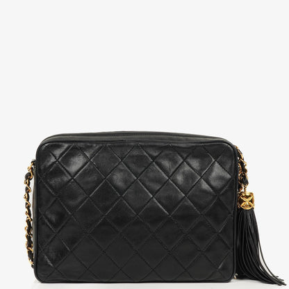 Chanel Vintage Camera Tassel Medium Umhängetasche aus schwarzem gestepptem Lammleder mit CC-Fronttasche, 1991-1994