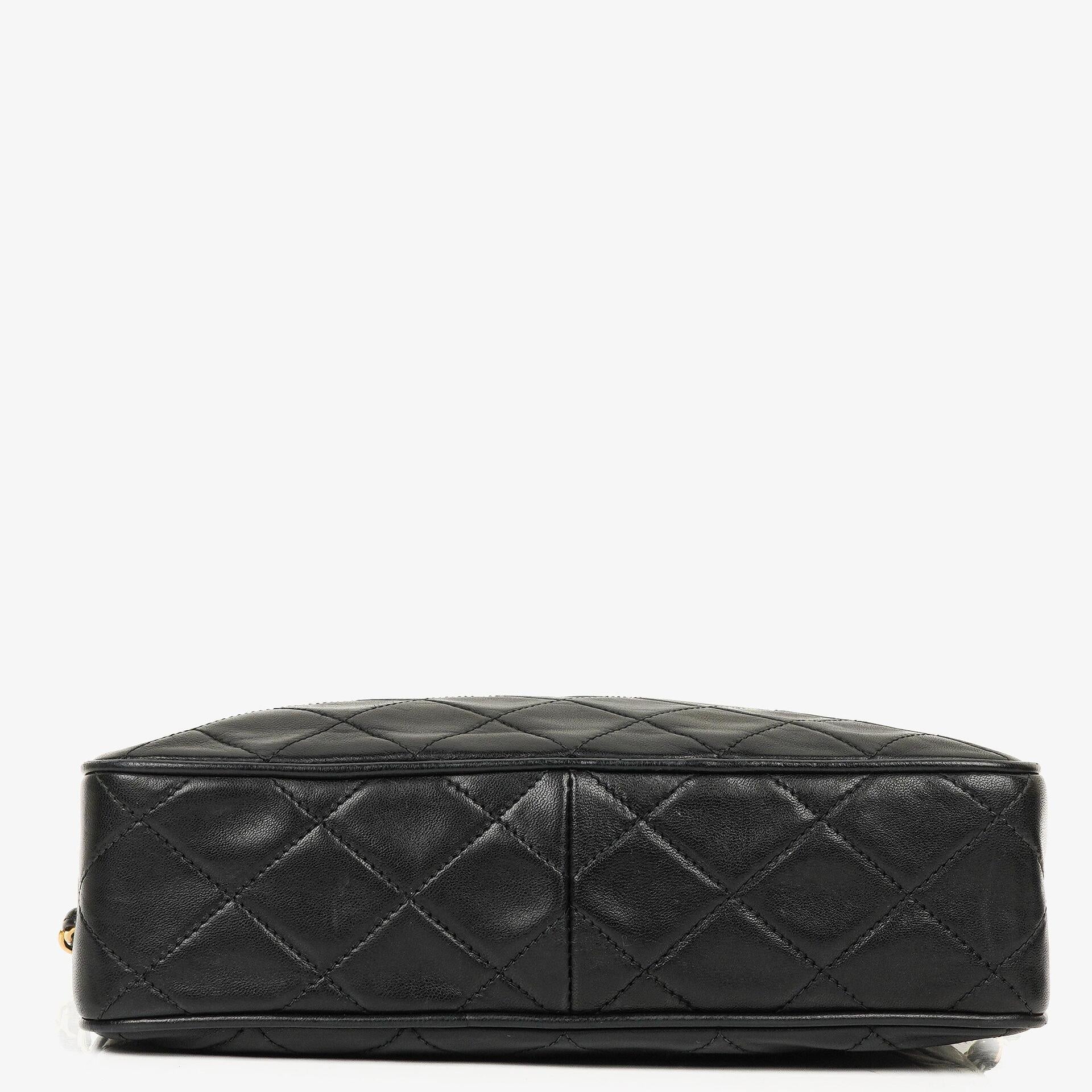 Chanel Vintage Camera Tassel Medium Umhängetasche aus schwarzem gestepptem Lammleder mit CC-Fronttasche, 1991-1994