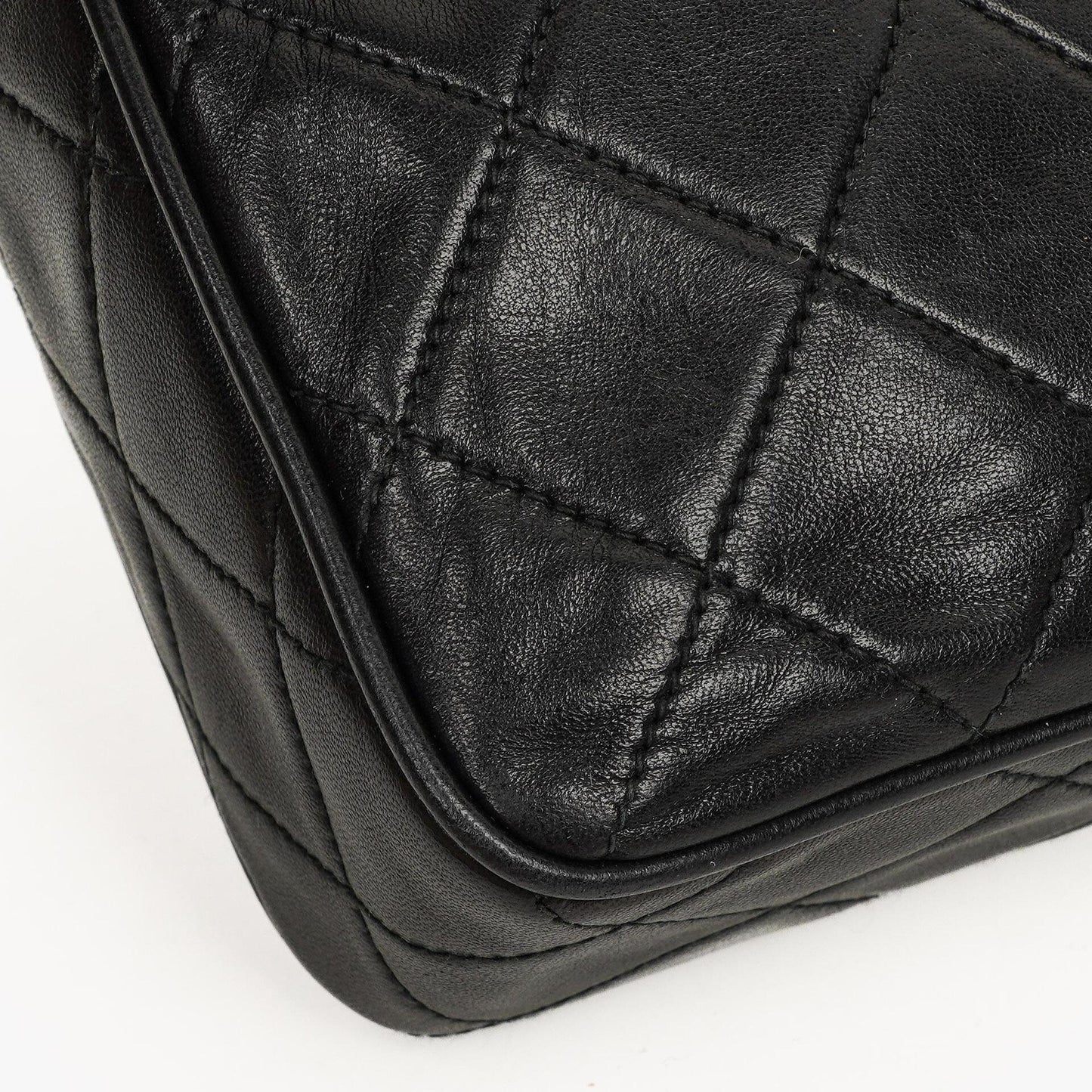 Chanel Vintage Camera Tassel Medium Umhängetasche aus schwarzem gestepptem Lammleder mit CC-Fronttasche, 1991-1994