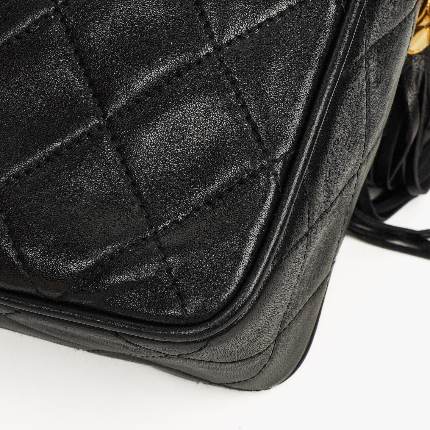 Chanel Vintage Camera Tassel Medium Umhängetasche aus schwarzem gestepptem Lammleder mit CC-Fronttasche, 1991-1994
