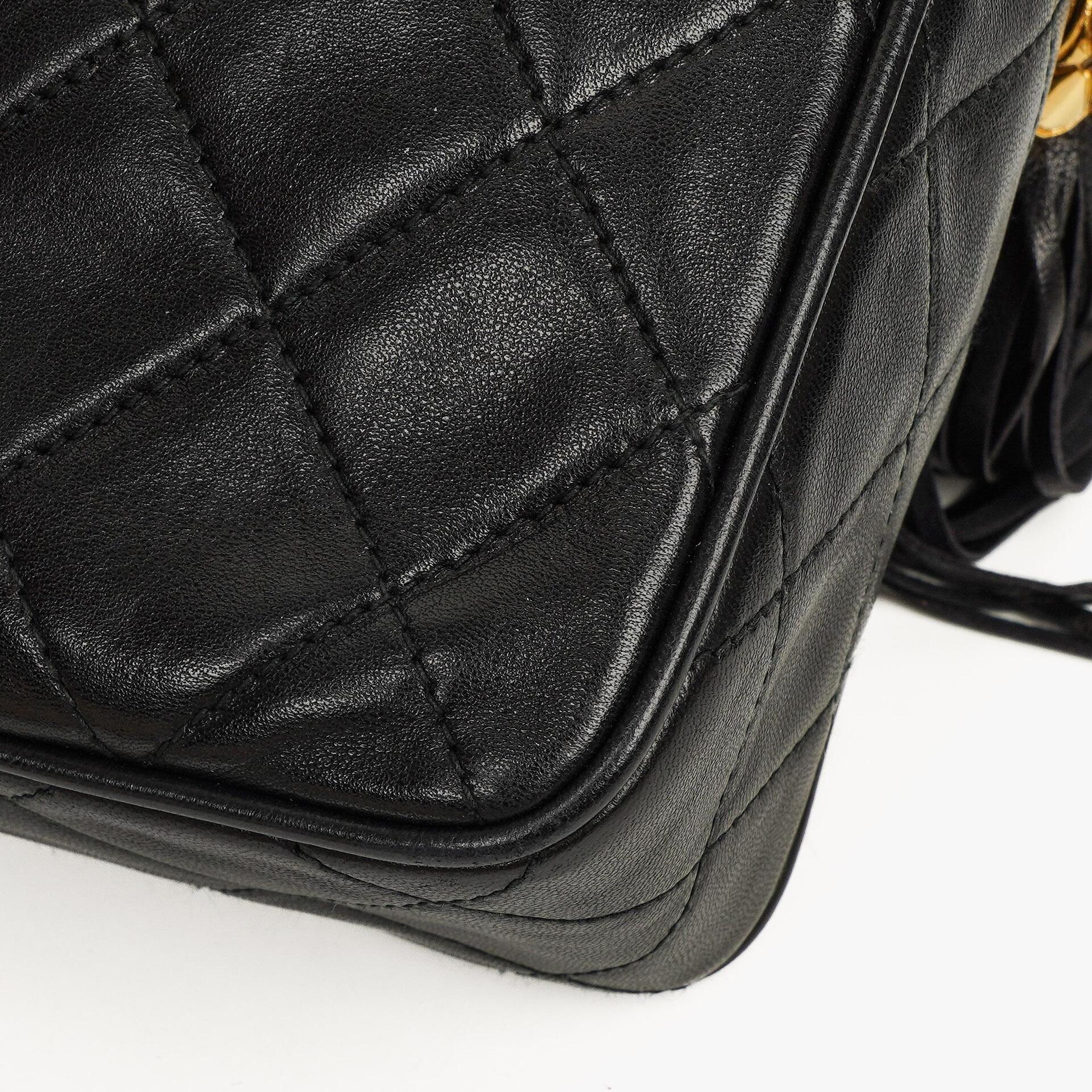 Chanel Vintage Camera Tassel Medium Umhängetasche aus schwarzem gestepptem Lammleder mit CC-Fronttasche, 1991-1994