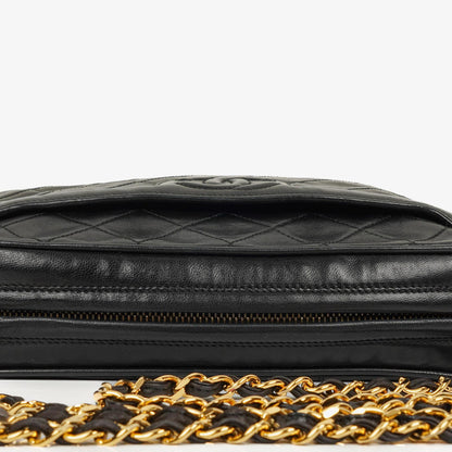 Chanel Vintage Camera Tassel Medium Umhängetasche aus schwarzem gestepptem Lammleder mit CC-Fronttasche, 1991-1994