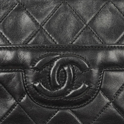 Chanel Vintage Camera Tassel Medium Umhängetasche aus schwarzem gestepptem Lammleder mit CC-Fronttasche, 1991-1994