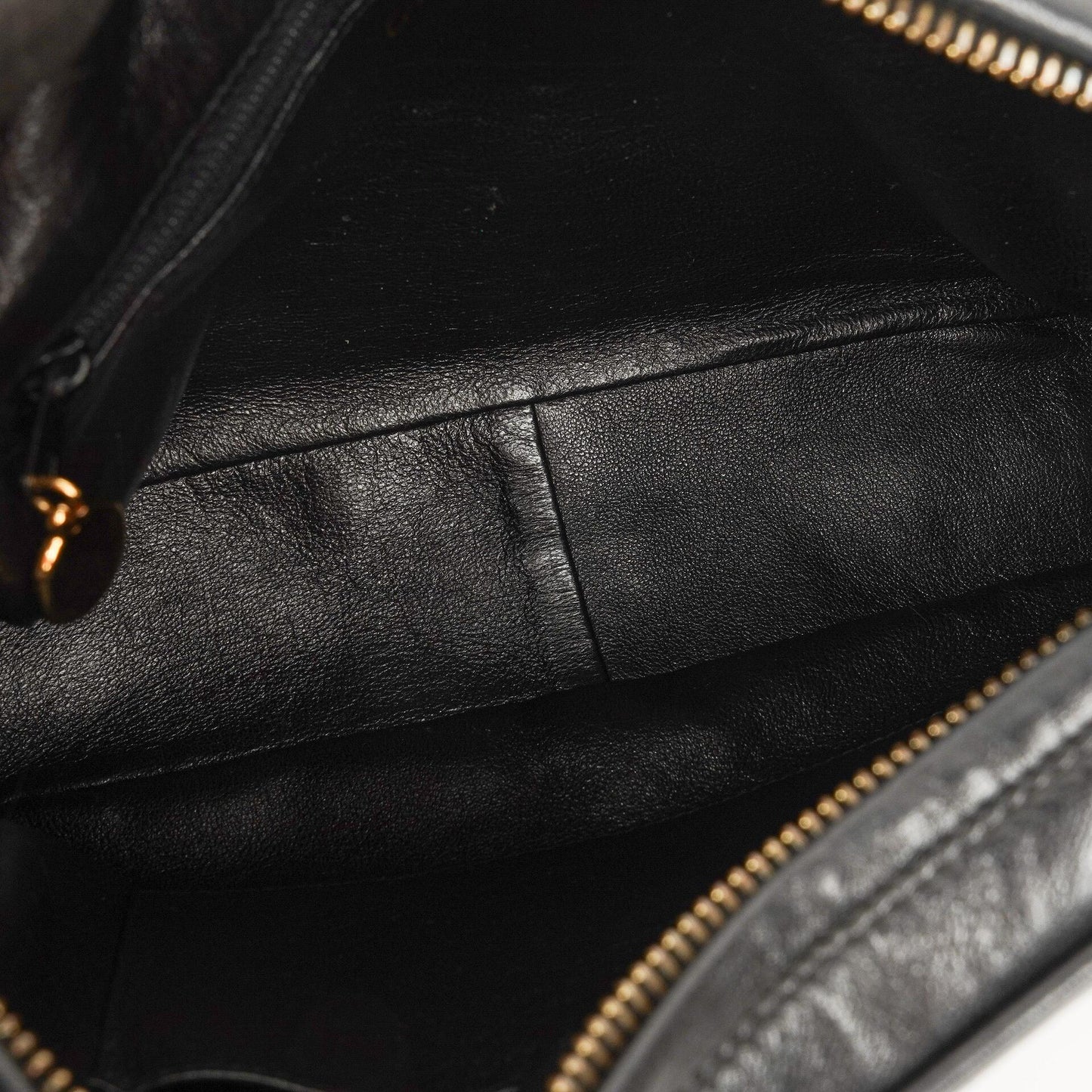Chanel Vintage Camera Tassel Medium Umhängetasche aus schwarzem gestepptem Lammleder mit CC-Fronttasche, 1991-1994